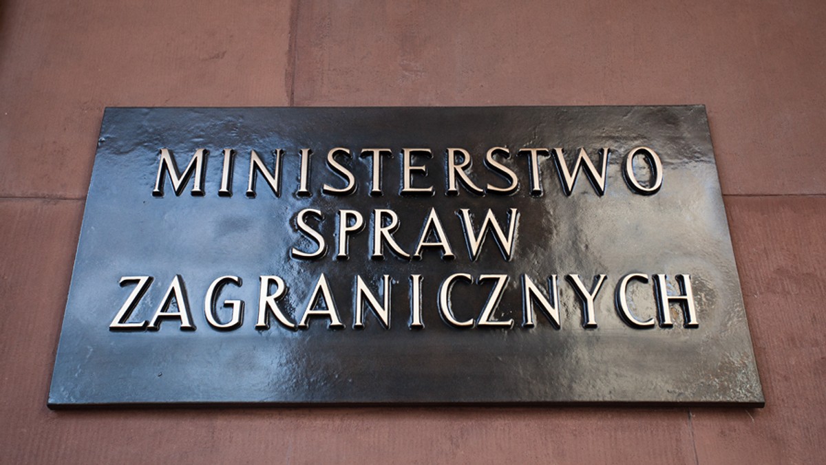 "Być wiernym Ojczyźnie mej, Rzeczpospolitej Polskiej" - tak brzmi nowe motto Ministerstwa Spraw Zagranicznych - poinformowały wczoraj służby prasowe resortu. Jest to fragment przysięgi żołnierzy Armii Krajowej, jaką dnia 12 grudnia 1942 roku podpisał gen. Stefan Rowecki "Grot". Zastąpi ono dotychczasowe, które brzmiało: "Polsce - służyć, Europę - tworzyć, świat - rozumieć".