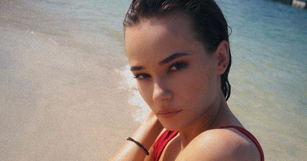 Natalia Szroeder Pozuje W Czerwonym Bikini Na Plaży 5679