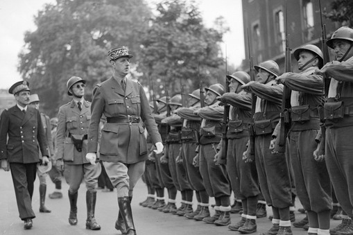 Generał Charles de Gaulle przeprowadza inspekcję francuskich oddziałów, Londyn, ok. 1940 r.