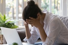 Psychiczny stres w pracy rośnie. "Ciche odejścia" stają się problemem w firmach [BADANIE]