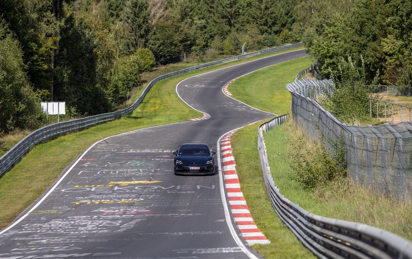 Superszybka wersja Porsche Taycana rządzi na Nürburgringu. Czy Rimac musi się bać?