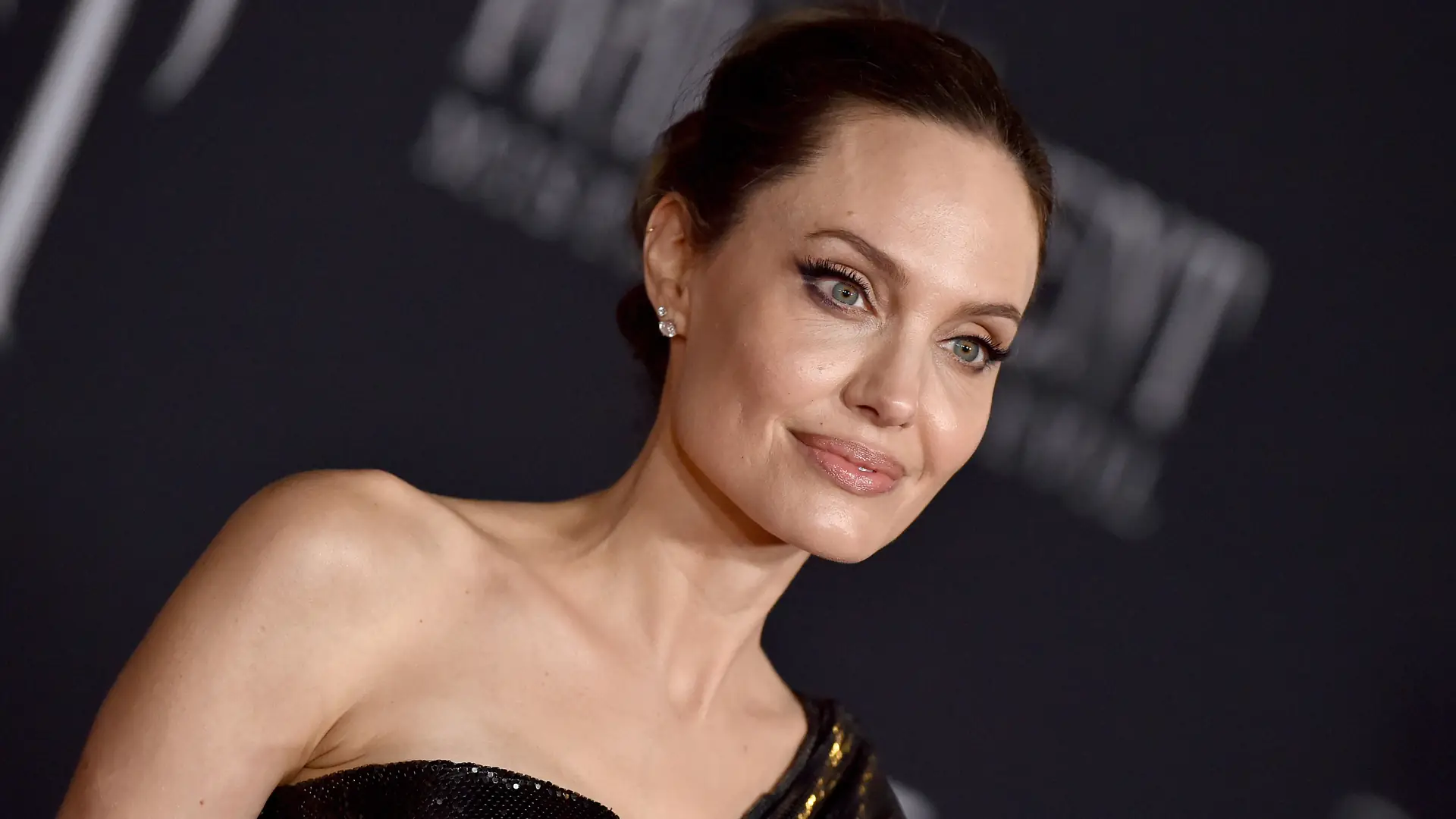 Angelina Jolie o sytuacji Iranek. "Kobiety nie potrzebują kontrolowania ich ciał"