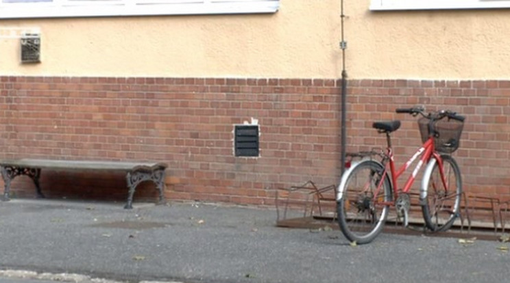 Szörnyű! Lelakatolt bicikléjét kereste a harmadikról kizuhant hajdúszoboszlói lány /Fotó: RTL