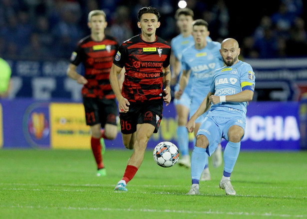 Zawodnik Ruchu Chorzów Tomasz Foszmańczyk (P) i Robert Dadok (L) z Górnika Zabrze podczas meczu 1. rundy piłkarskiego Pucharu Polski