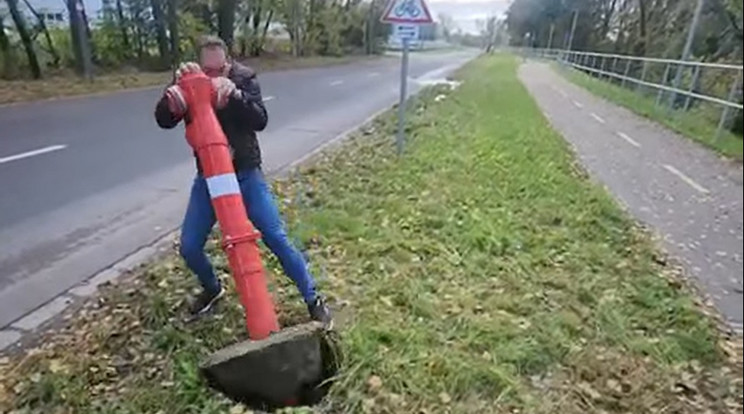 Hajtó Péter videóra vette, ahogy kirángat a földből egy tűzcsapot Győrben / Fotó: Facebook