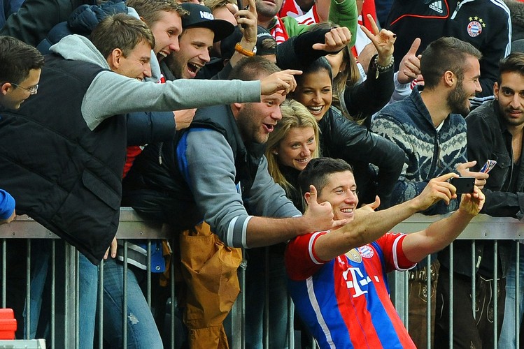 Robert Lewandowski zrobił po meczu selfie z żoną i kibicami