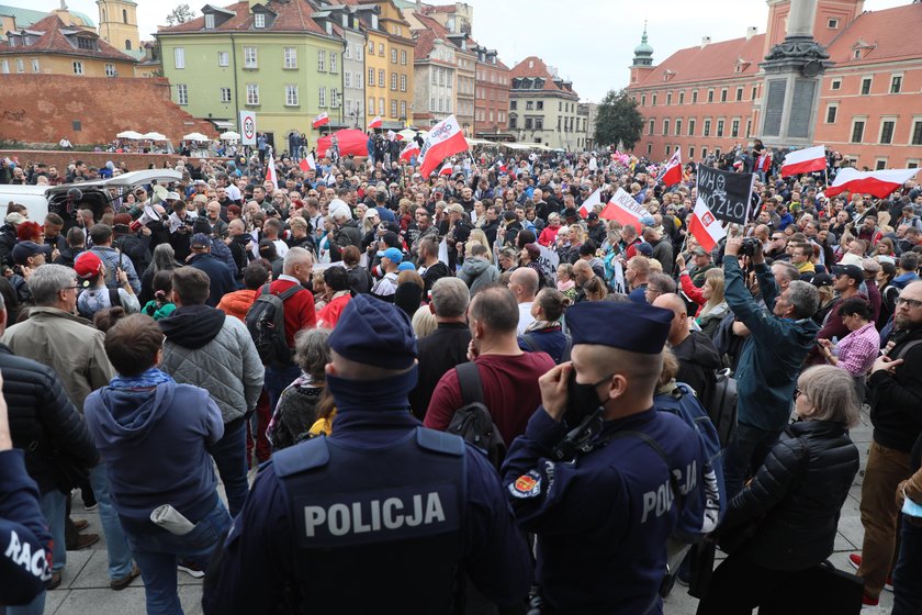 Uważają, że pandemii nie ma i protestują. Szokujące obrazki z Polski