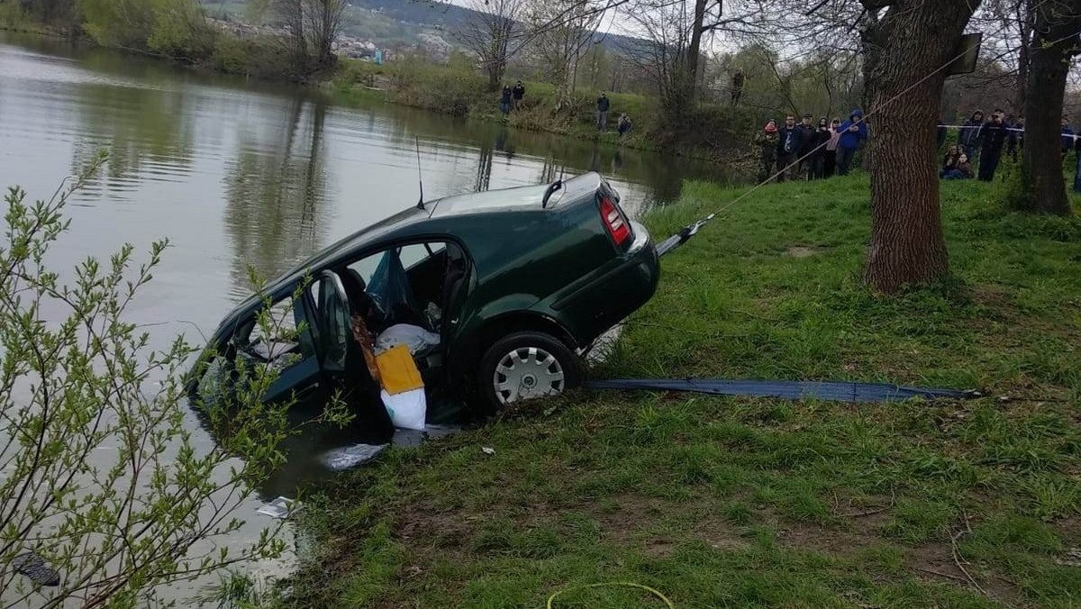 Samochód wpadł do wody koło Kielc. Kierowca nie żyje