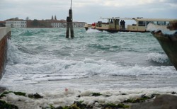 Historyczne wydarzenie w Wenecji. Plac Św. Marka zalany, ale...