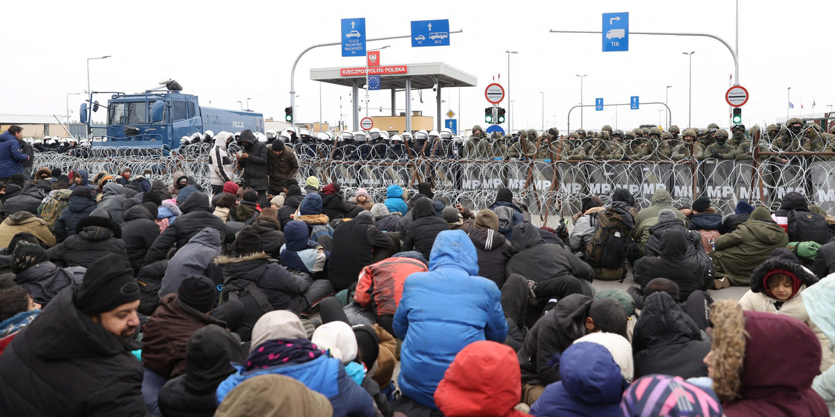 Białoruskie służby spędziły tysiące imigrantów na przejście w Kuźnicy. 