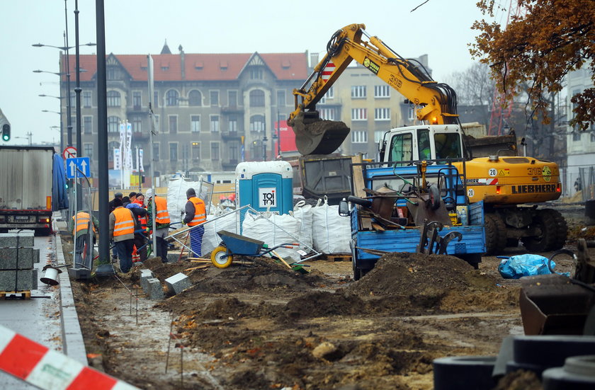 Remont placu przed Urzędem Marszałkowskim powinien zakończyć się jeszcze w tym roku