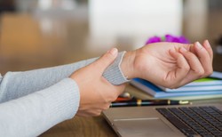 Za dużo pracy przy komputerze? Grozi ci zespół cieśni nadgarstka