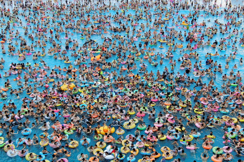 Narzekasz na tłumy na plażach? Spójrz na to, co działo się na basenie w Chinach