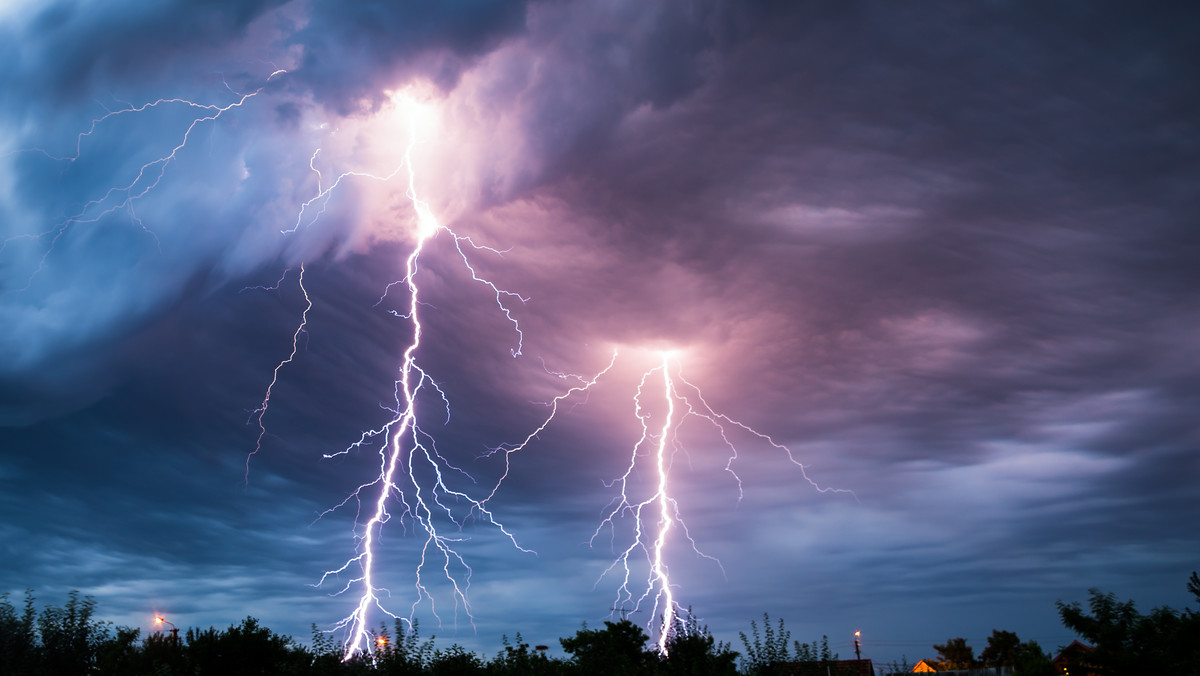 Instytut Meteorologii i Gospodarki Wodnej wydał wczoraj wieczorem ostrzeżenia pierwszego i drugiego stopnia przed burzami z gradem oraz intensywnymi opadami deszczu. Alerty obowiązują w trzynastu województwach.