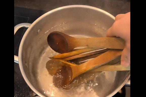 Prelila drvene varjače ključalom vodom pa doživela šok - iz njih izašlo nešto jezivo: Stručnjaci otkrili o čemu se radi i da li je opasno (VIDEO)
