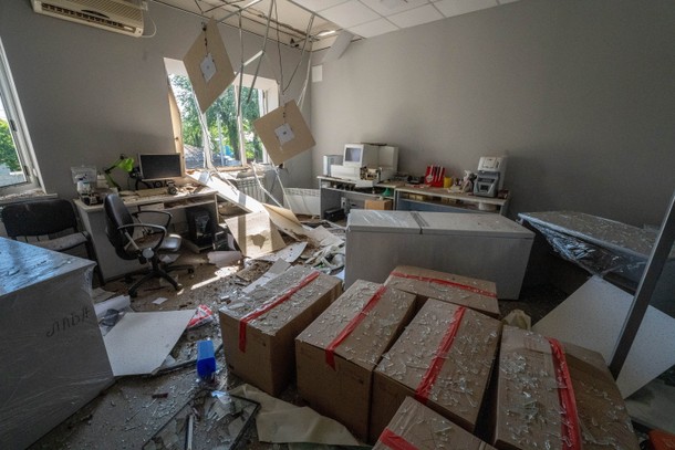 Charków, Ukraina, 09.08.2022. Pomieszczenia laboratorium medycznego zniszczone po rosyjskim ataku w Charkowie.