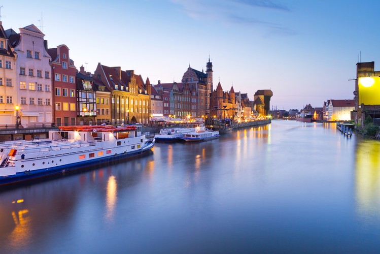 3. miejsce - Gdańsk – jest uznawany przez turystów za jedno z najpiękniejszych polskich miast. Zachwycają się zabytkową Starówką z XIV- wiecznym Ratuszem. Nie bez znaczenia jest również historia samego miasta. Turyści ściągają nad Bałtyk, żeby zobaczyć miejsce, w którym rozpoczęła się II Wojna Światowa, a 40 lat później narodziła się Solidarność, która doprowadziła do upadku komuny w Europie środkowowschodniej.