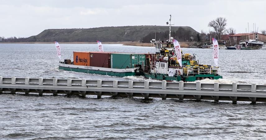 Pierwszy taki transport w historii. Kontenery płyną barką po Wiśle [ZOBACZ WIDEO]