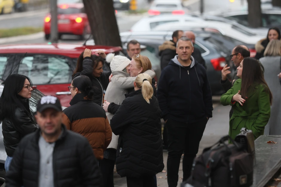 Porodice stradalih u "Ribnikaru" došle su da pruže podršku porodicama žrtava Uroša Blažića