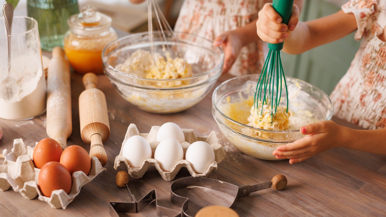 Suroviny by mali mať spravidla izbovú teplotu, preto maslo, mlieko aj vajcia vyberte z chladničky v dostatočnom predstihu.