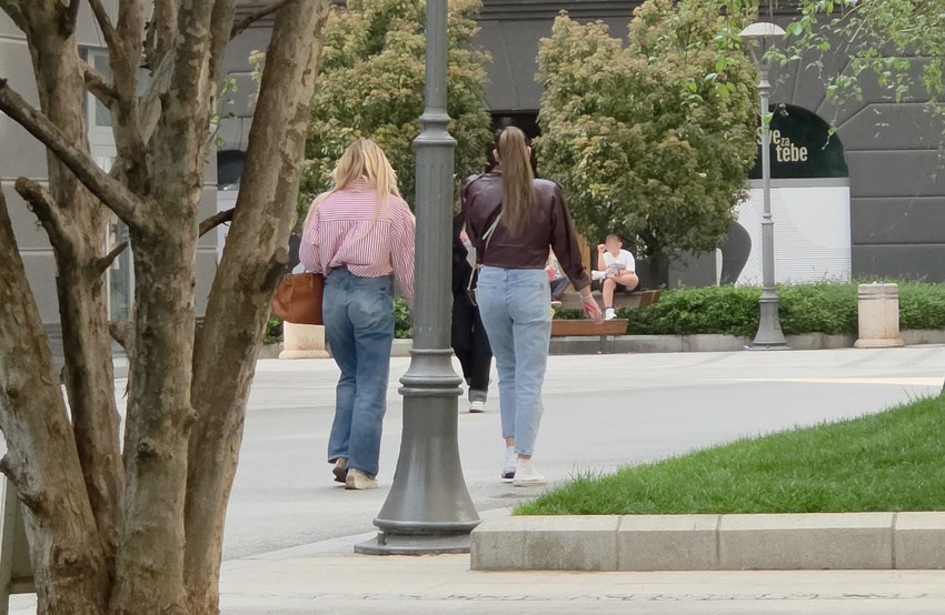 Luna i Anabela u kafiću