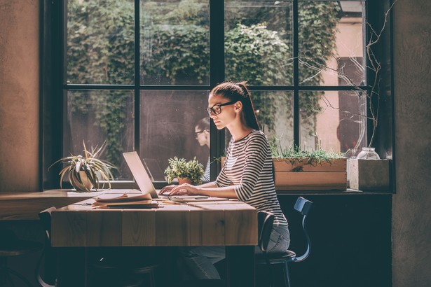 praca zdalna telepraca komputer laptop home office / fot. Shutterstock