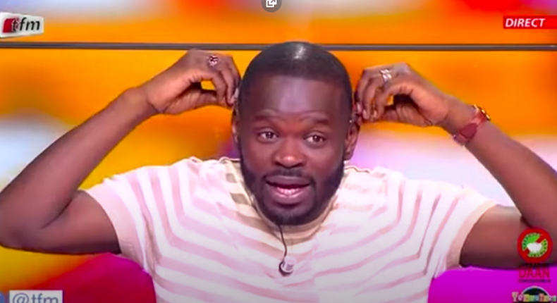 Pape Cheikh Diallo fait le singe sur le plateau de Yewuleen