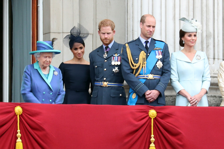 Królowa Elżbieta II, Meghan Markle, książę Harry, książę William i księżna Kate w 2018 r.