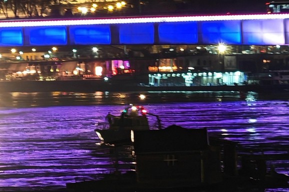 OTKAČILE SE SPLAV KUĆICE NA SAVI Rečna policija na terenu