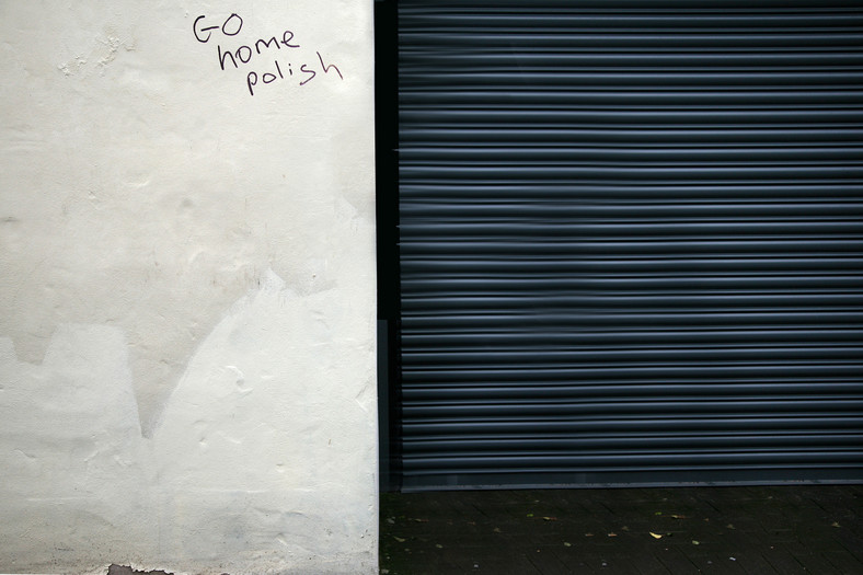 W 2008 roku fotograf Michał Iwanowski natknął się w Cardiff na napis "Go Home, Polish" ("Do domu, Polaku") na murze. Postanowił odpowiedzieć. Dosłownie...
