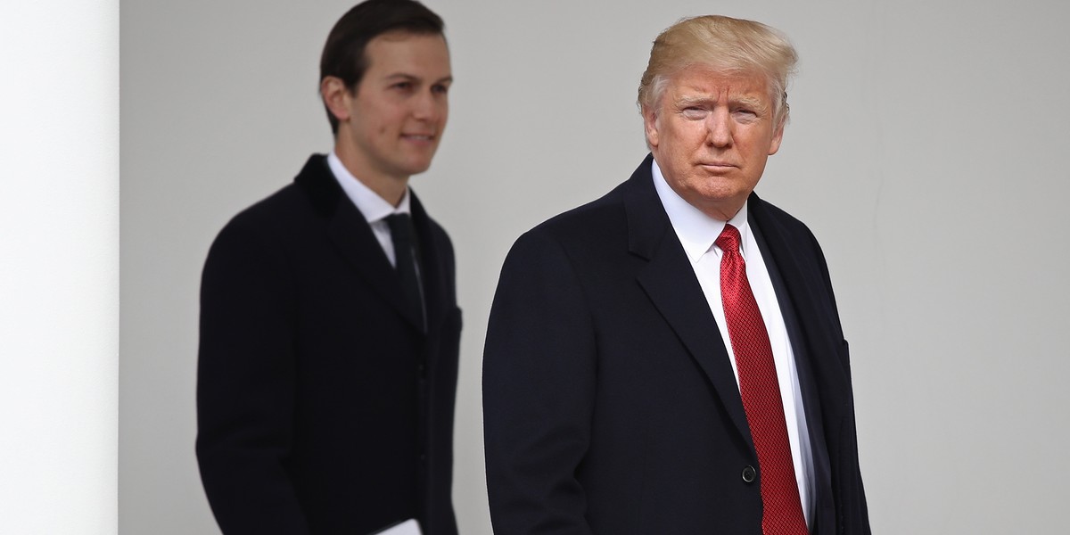 Jared Kushner (na drugim planie) ze swoim teściem, Donaldem Trumpem