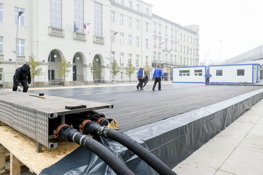 Budują lodowisko przed Urzędem Miasta w Chorzowie