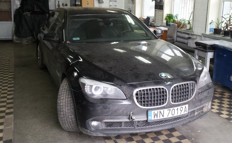 BMW 760Li High Security, które miało wypadek na autostradzie A4 z prezydentem Andrzejem Dudą na pokładzie, jest seryjnie wyposażone w ogumienie Michelin PAX. To właśnie jedna z takich opon zamontowana na tylnej napędowej osi uległa uszkodzeniu. W efekcie - jak później relacjonował sam prezydent - "auto wpadło w poślizg i zsunęło się do rowu".