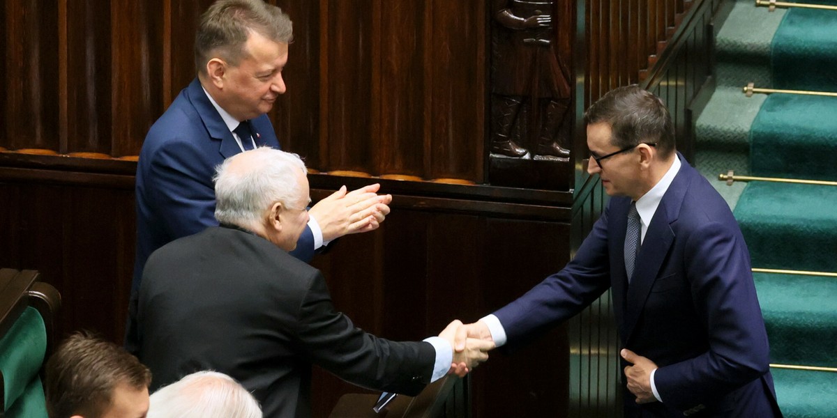 Premier Mateusz Morawiecki z członkami PiS podczas posiedzenia Sejmu