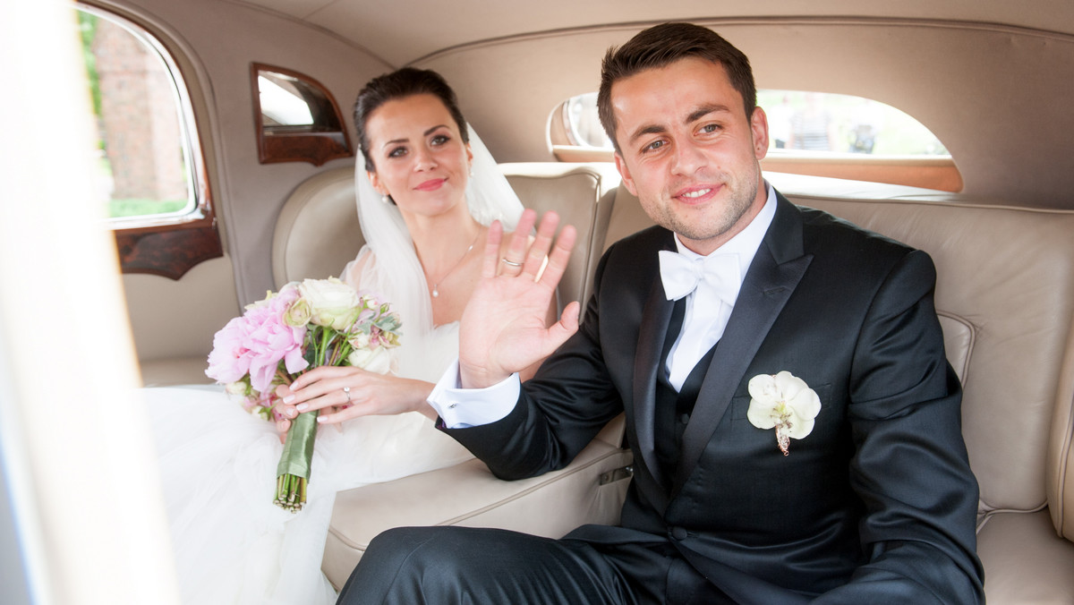 Łukasz Fabiański, reprezentant Polski i zawodnik Arsenalu Londyn, w sobotę 15 czerwca ożenił się ze swoją narzeczoną Anną Grygiel. Ślub odbył się w kolegiacie w Szamotułach. Do ostatniej chwili sam fakt ceremonii i jej miejsce było owiane tajemnicą. Para młoda do ślubu jechała klasycznym Rolls Roycem, ten dzień świętowała razem z najbliższą rodziną i znajomymi.