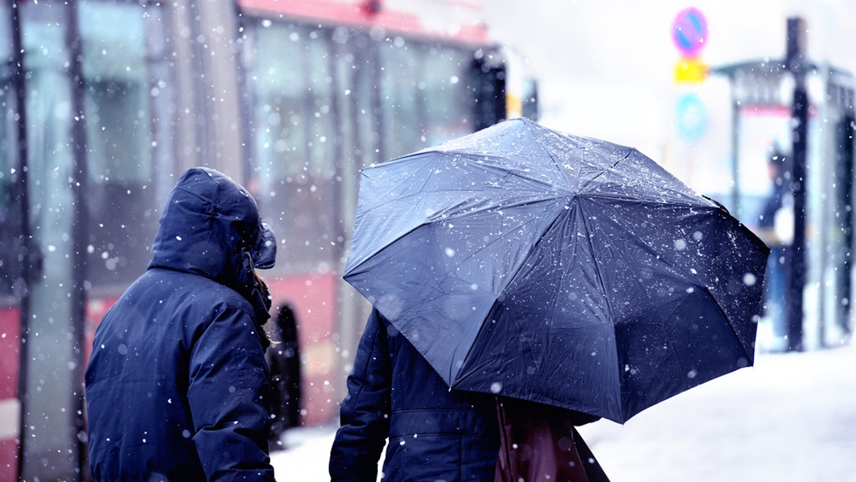 Pogoda na 16 lutego 2018 zapowiada się pochmurnie. Niekorzystna pogoda przywita nas deszczem, deszczem ze śniegiem a miejscami - samym śniegiem. Od rana możemy spodziewać się marznących opadów. Zalecamy ostrożność w związku ze śliską nawierzchnią. Miejscami mogą również wystąpić mgły.