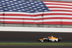 Byli kierowcy F1 pojadą w kultowym wyścigu. Zamiast szampana... mleko