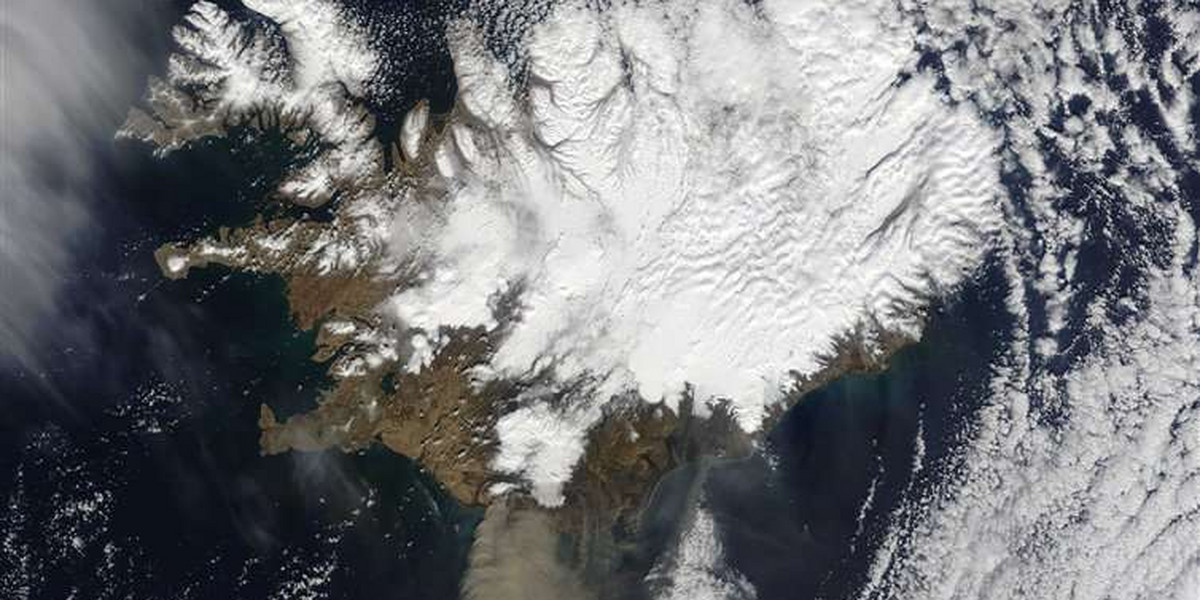 Nad Europę nadciągają kolejne wielkie tumany pyłu wulkanicznego z nad Islandii - ostrzegają eksperci z brytyjskiego nadzoru ruchu lotniczego.