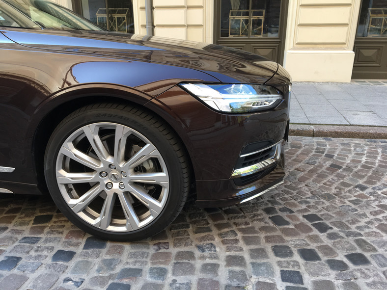 Volvo S90 T8 Inscription – Hybryda nie do oszczędzania