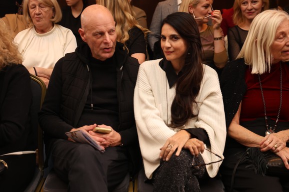 NAŠA GLUMICA U JAVNOSTI SA NOVIM DEČKOM Svi ga znate, razvela se od lekara, a sad ljubi ovog poznatog muškarca