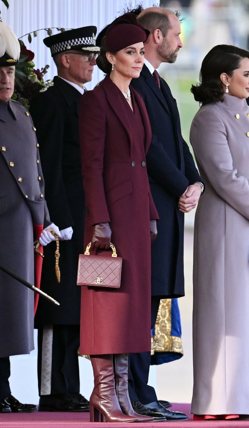Księżna Kate w bordowej stylizacji podczas powitania emira Kataru w Wielkiej Brytanii