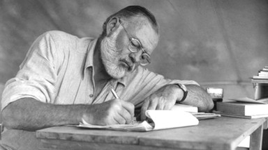 Ernest Hemingway w dwa dni przeżył dwie katastrofy lotnicze. Czytał własne nekrologi