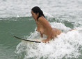 Naga surferka