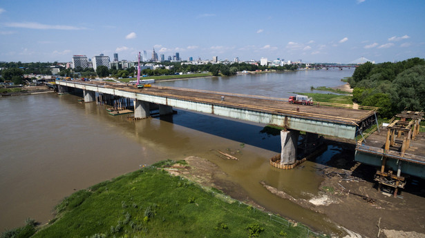 Tak (2 czerwca 2015 r.) wyglądał z lotu ptaka remontowany Most Łazienkowski w Warszawie fot. (cat) PAP/Leszek Szymański