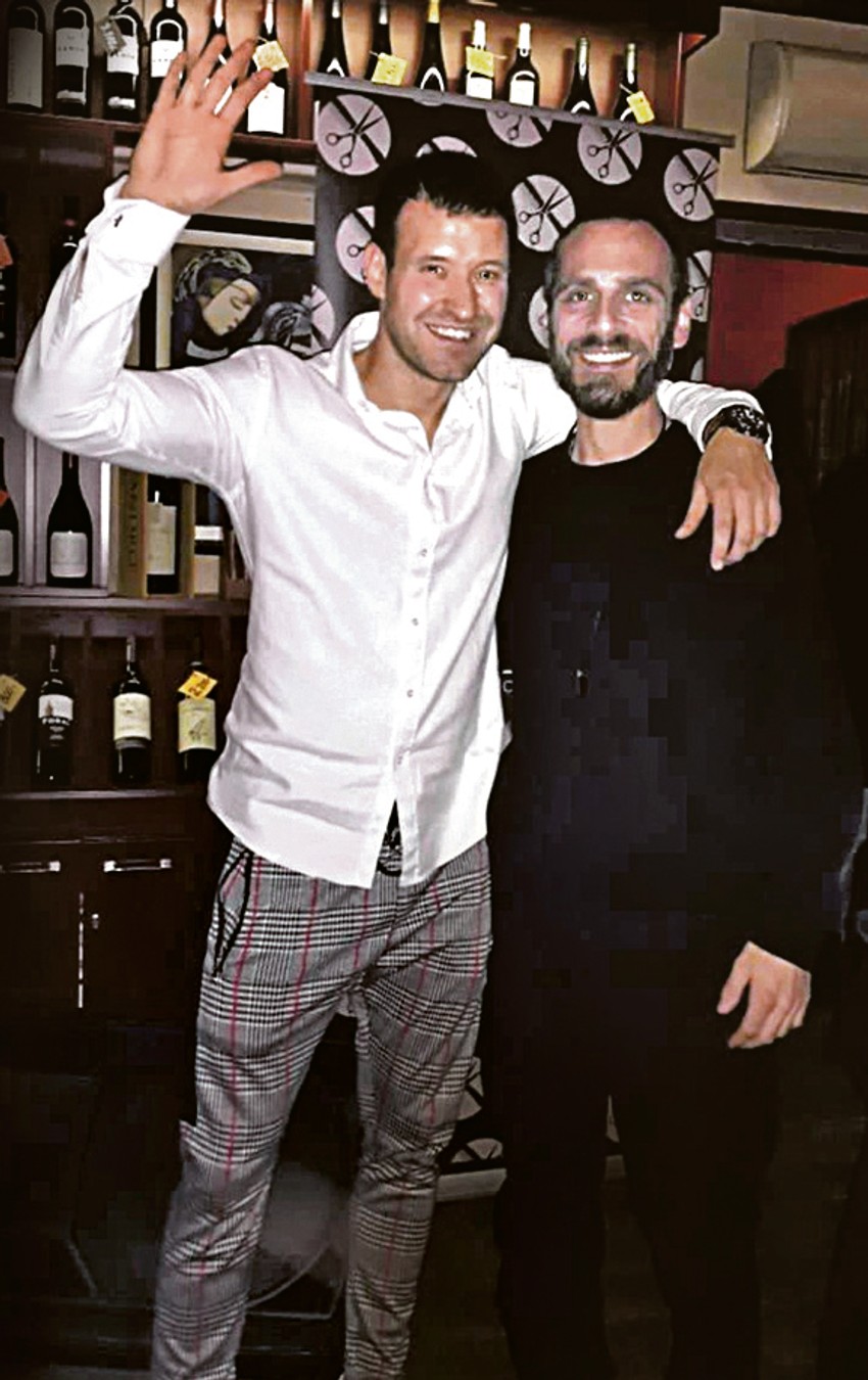  Marijan Batovac (desno) iz Novog Sada bolovao je od kancera pankreasa, a preminuo u martu 2018. Lečio se Miroljubovom terapijom, a kada mu se stanje pogoršavalo, nadrilekar je krivio njega da se nije pridržavao saveta