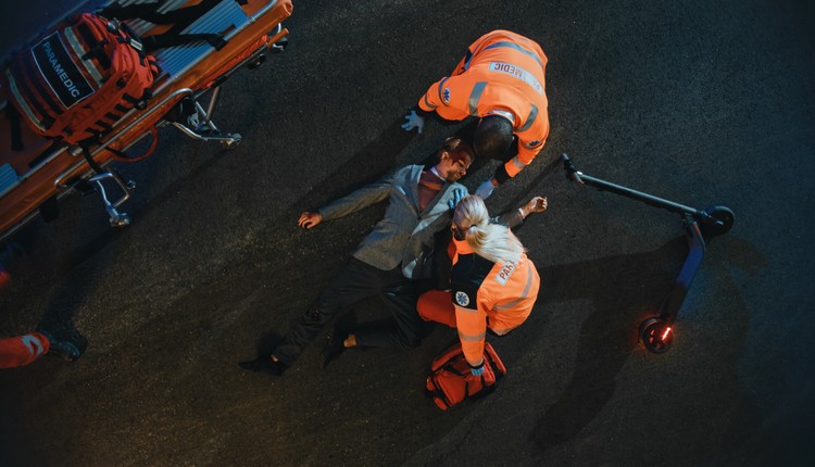 Lekarz bije na alarm: Każdego dnia weekendu do szpitala trafia 20 osób z wypadku na hulajnodze czy rowerze
