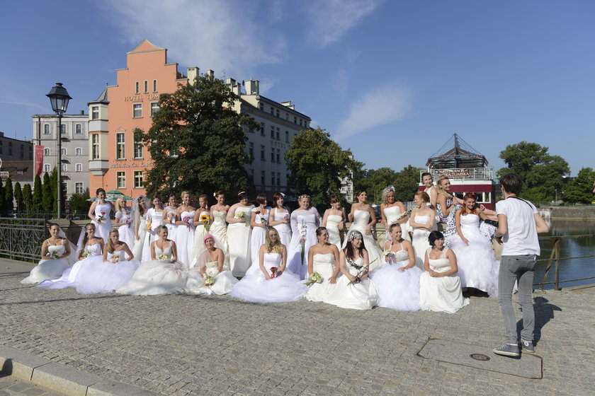 Panny młode przed Barką Tumską