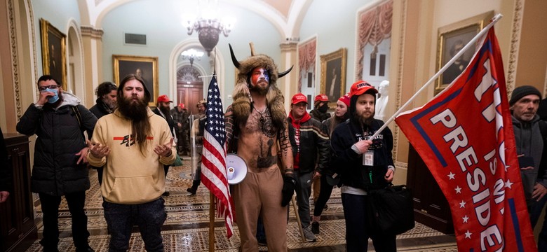 Jak dla fanatyków teorii spiskowych Trump stawał się Mesjaszem, i dlaczego chętnie wszedł w tę rolę