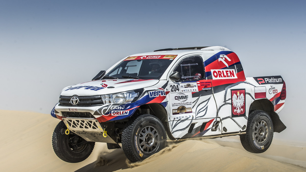 Na półmetku pustynnego Sealine Cross Country Rally Marek Dąbrowski i Jacek Czachor zajmują siódme miejsce w generalce, mimo że tuż po starcie urwana wydma pokrzyżowała plany na dobry przejazd.