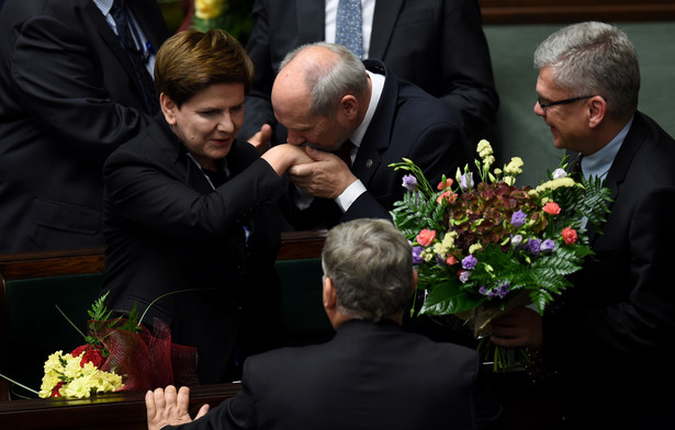 Wotum zaufania dla rządu Beaty Szydło. Jeden poseł PO się wyłamał